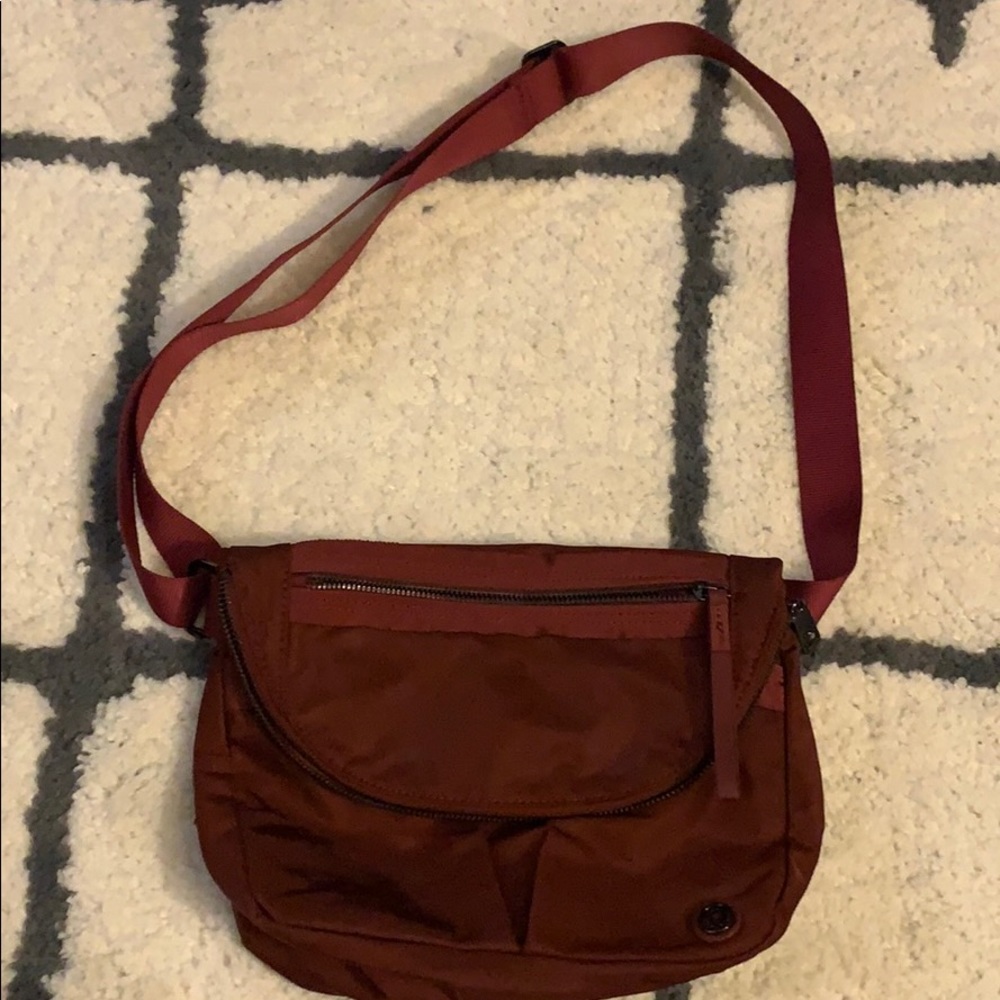 Lululemon festival purse